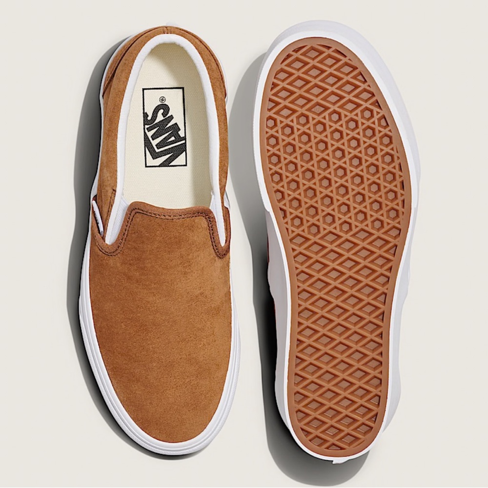Vans W Classic Slip-On Platform Sneakers 
Stackform
Nubuck Chipmunk
VN000CN1GWT - Picture 2 of 16